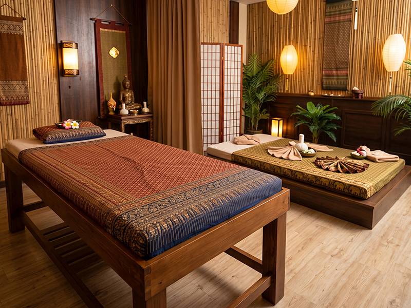 Sarongs thaïlandais en décoration dans un salon de massage thaï