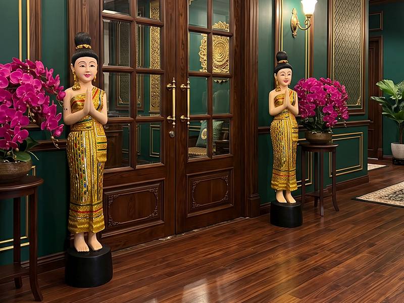 Figura de bienvenida Sawadee Lady en la recepción de un centro de masaje tailandés