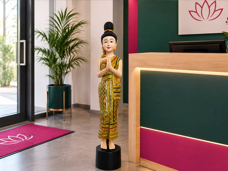 Sawadee Lady – figura de bienvenida tailandesa dorada con gesto wai, 88 cm de alto