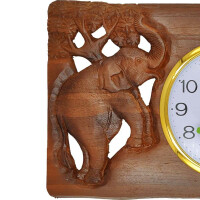 Orologio da parete in legno di teak con elefanti scolpiti in Thailandia