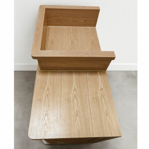 Rezeption Theke aus Holz mit Rattangeflecht