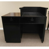 Rezeption Theke aus Holz mit Rattangeflecht